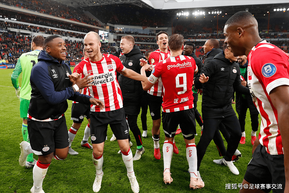 阿贾克斯中场当选队长，积极带领球队(阿贾克斯的主场)