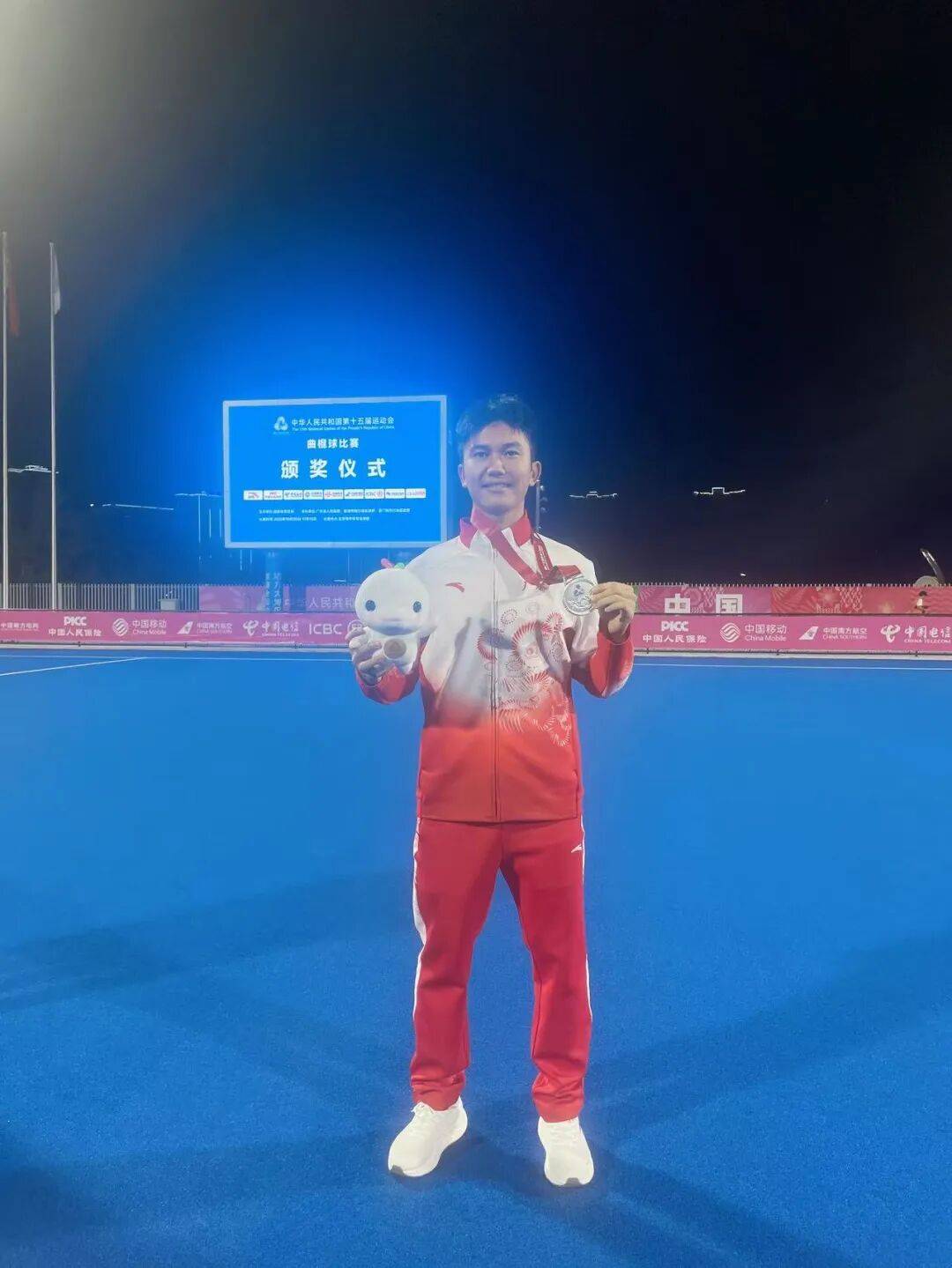 运动员们在赛场发挥出色，赢得了对手的尊重和崇拜(赛场上,运动员们发动勇于拼搏的精神)