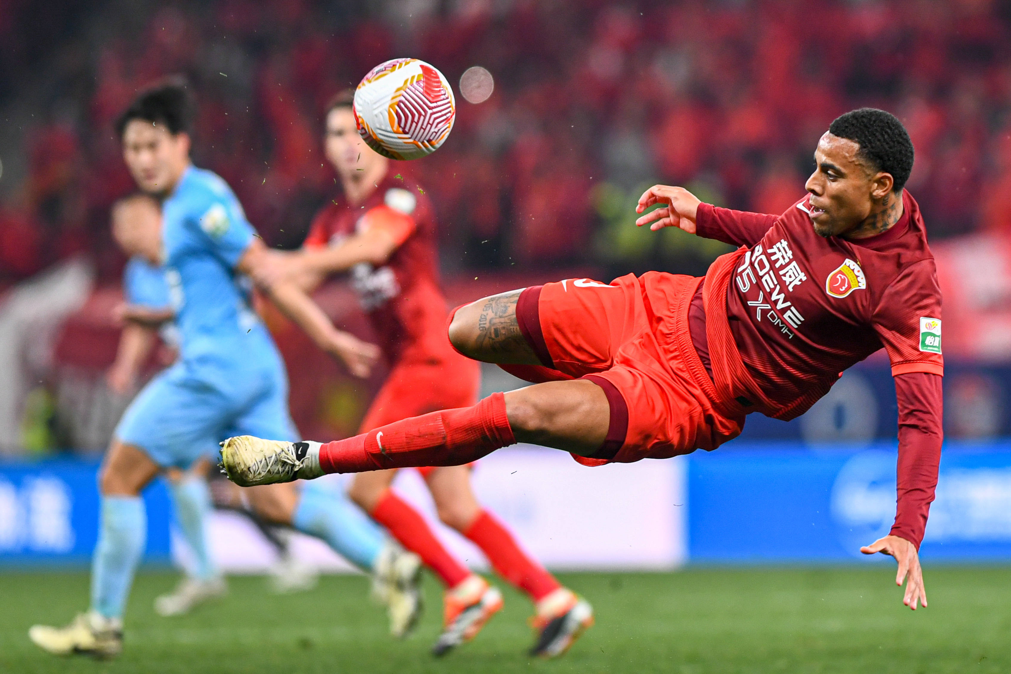 足球传奇重返球场，展现巅峰技艺